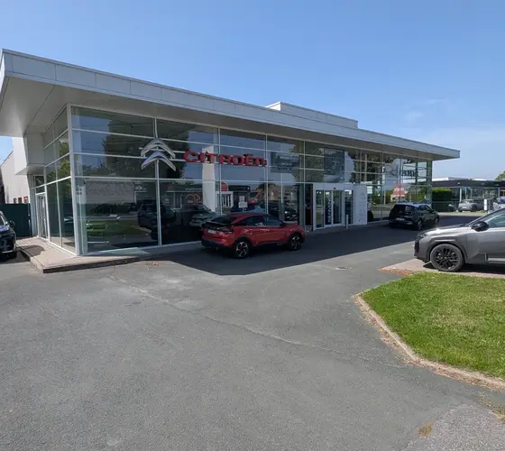 La façade vitrée du Garage Mononk à Naast, enseigne Citroën et véhicules exposés devant le showroom